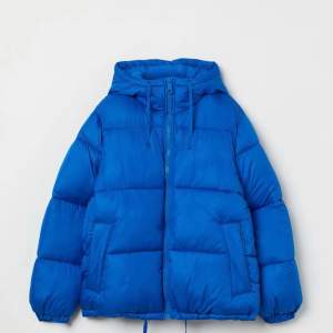 Säljer denna jätte fina blå jacka från H&M i strlk M💞 (klicka inte på köp nu)