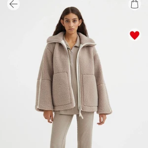 Teddyjacka från H&M - Slutsåld jacka från H&M i storlek S