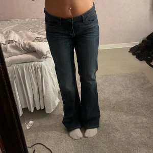 Low Waist Bootcut - Superfina jeans, midjemått 89 cm och Innerbenslängd 86 cm. Jag är 171 cm lång💓💓 Hör av er vid fler frågor☺️