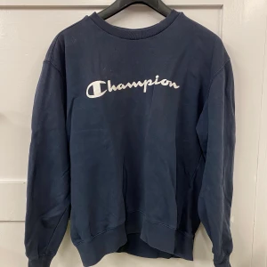 Champion tröja  - skön och lättburen Champion tröja. Tyvärr med en liten fläck på framsidan, kolla på andra bilden. 