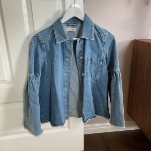 Jeansjacka  - Jeansjacka med utsvängda armar ifrån Norr i storlek XS🤍 TRYCK INTE PÅ KÖP NU!
