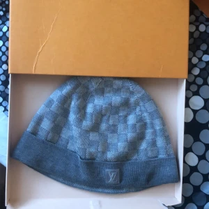 Äkta Grå lv mössa - Äkta lv mössa , lite skadad men är på bra skick 