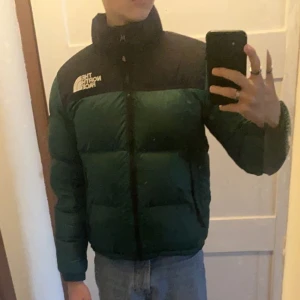 Northface Pufferjacket - En riktigt fet jacka i storlek L barn (xs/s). Den passar tyvärr inte mig. Jackan är i ett väldigt bra skick med något litet hål som man inte ser från avstånd. Priset kan diskuteras.🤩