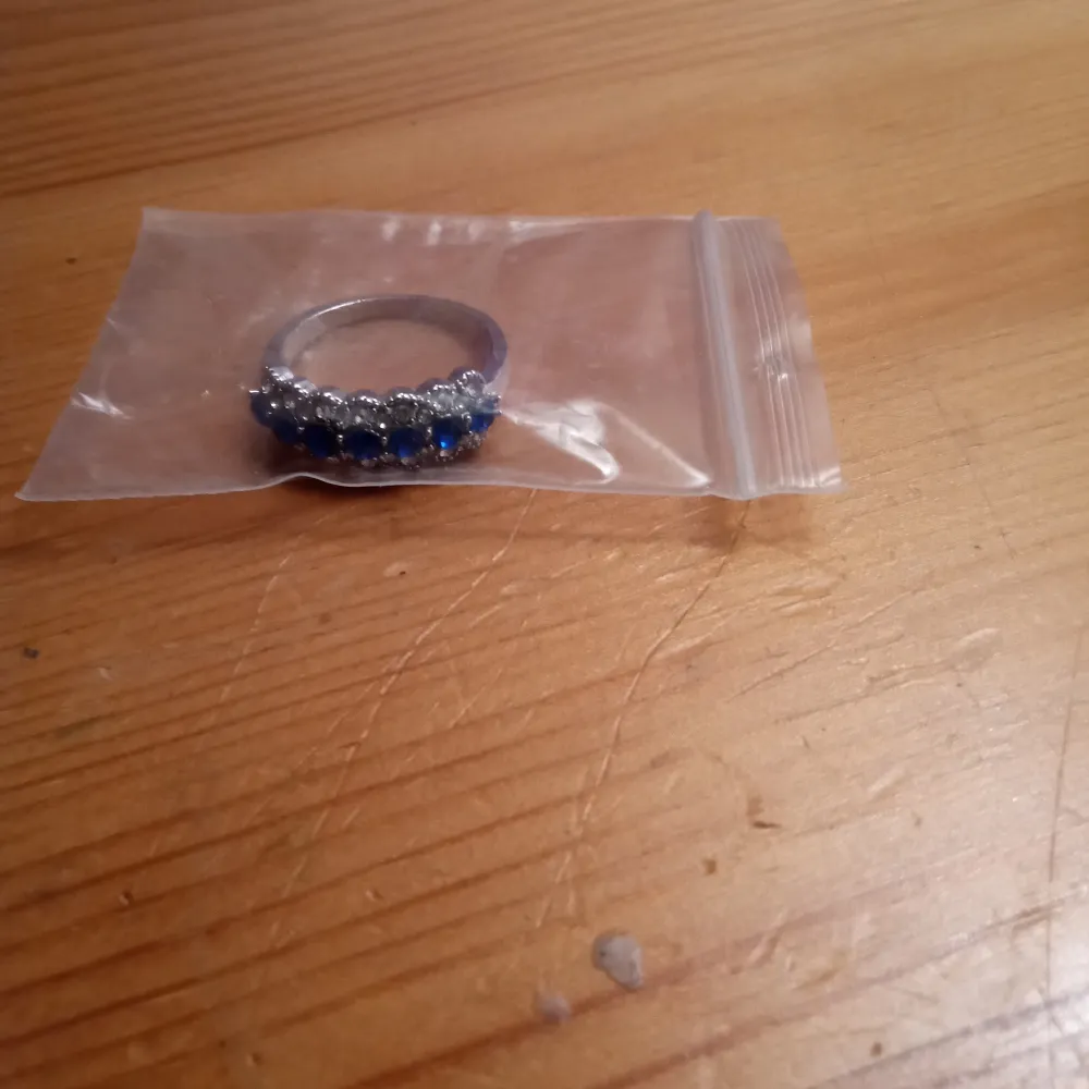 Vacker ring med vita och blå kristaller fördelat över ringen i stl 7 .hämtas i Skene alt skickas o fraktfritt o Swishbetalning tillämpas .. Accessoarer.