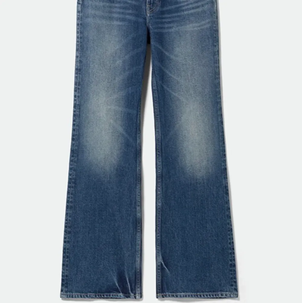 Weekday jeans i modellen glow, köpte för någon vecka sedan och endast använt 2 gånger! Köpta för 600kr😀Skriv för fler bilder💝. Jeans & Byxor.