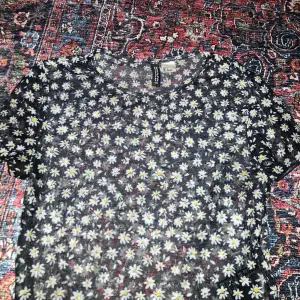 mesh t-shirt med blommor på ifrån h&m