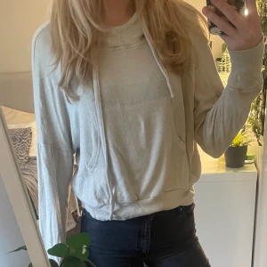 Luvtröja - Luvtröja ifrån zalando, i en ljus beige grå färg. Använd bara 2/3 gånger och är i nyskick. Dåligt struken på bilden bara. 