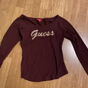 Guess tröja - Långärmad snygg tröja från Guess, köpt secondhand ❣️ saknar några stenar i trycket, pris 100kr + frakt