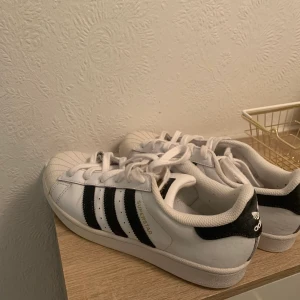 Adidas superstar - Säljer nu mina adidas superstar. De är i storlek 39 & 1/3 (39 och en tredjedel) Pris: 200kr + 66 kr i frakt  