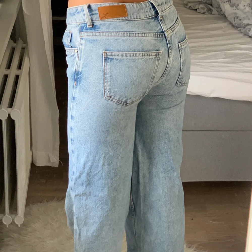 Midwaist jeans från new denim, köpta här på Plick. Lite långa för mig som är 165, så skulle tippa på att de passar nån som är 170-180 cm. Ett litet hål vid innerbenet (sista bilden) därav priset. Jeans & Byxor.