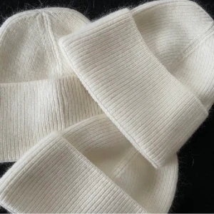 MÖSSA - Perfekt mössa för hösten och vintern🫶 finns i färgerna svart, vit och grå. köp gärna på CENUI.SE💕💕