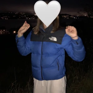 Jacka  - En jätte snygg blå north face jacka som tyvärr inte kommer till användnig. Kom privat för frågor eller bilder🫶🏼🫶🏼