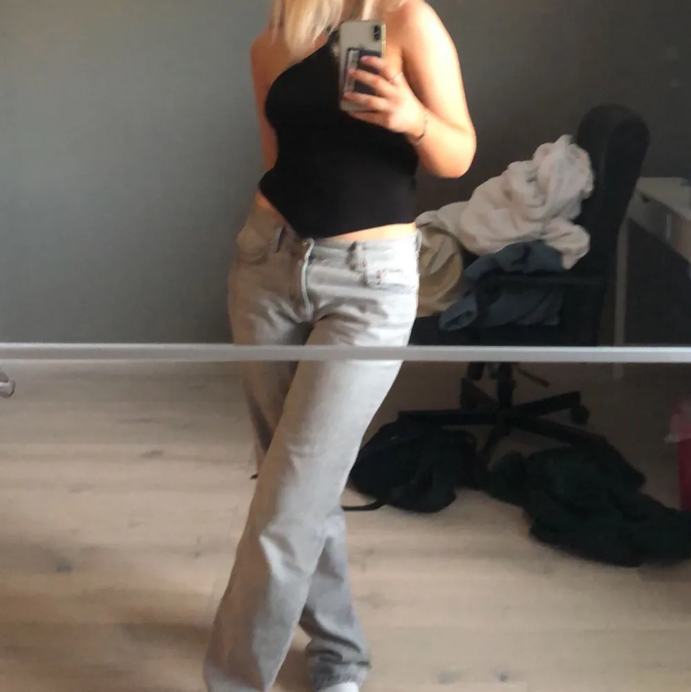 Säljer mina assnygga lowwaist jeans från gina i storlek 38. Köpte de i våras så vet ej om de säljs längre. Jag är 163 men har långa ben så dessa passar mig Innerbensmått: 80cm ca. Jeans & Byxor.