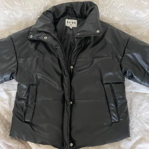 Jacka Na-Kd - Varm och skön vinterjacka från Na-Kd som är använd några gånger förra vintern. Den är i fint skick och har inga skador eller annat. Säljer då den inte kommer till användning. Originalpris: 599kr Priset går att diskutera Frakt ingår inte i priset!🌸