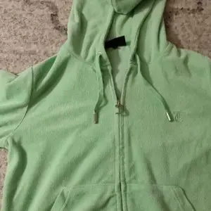 Ljus grön juicy tröja säljer pga inte passar längre. Köpt ifrån Nelly använt typ fem gånger.