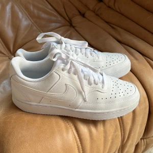 Nike court vision sneakers  - Nike court vision i storlek 40, helt oanvända, bara prövade inomhus. Köpt nya för ca 900 kr. Pris kan diskuteras :) 