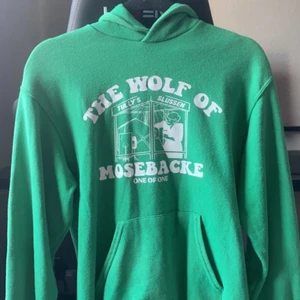 One of one hoodie - 7/10 skick  Använd några gånger innan den blev för liten  Passar 175cm och neråt 