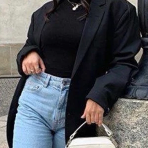 H&M’s kappa strl M-S - Den e svart och den e skön att ha lite på våren och hösten och faktiskt sommaren den e luftig e den 🥰Har använt den mas 2 gånger.Jag trivs inte i den längre så säljer den hoppas att någon vill köpa den köpte den för 250 säljer den för 150.Kontanter snälla