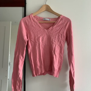 ZARA stickad tröja - Rosa stickad trendig tröja från ZARA, strl M men passar som S , andvänd några gånger , för mer bilder kom privat
