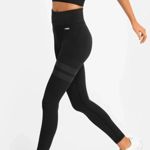 Stronger tighs - Tränings tights i stolek S från Stronger. Har endast använt 2 gg på gymmet sedan har det bara varit i min garderob. Tightsen är squatproof och highwaisted❤️