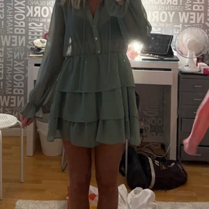Grön klänning Zara - Säljer denna underbara gröna klänningen. Den är helt ny med prislappen kvar, slutsåld på Zara💕💕