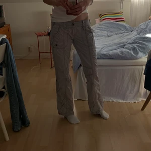 Lågmidjade cargobyxor - Lågmidjade cargobyxor från esprit. Storlek 36 (jag är 170 som referens). Väldigt bra skick. 250kr inklusive frakt. 