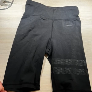 Stronger shorts xs - Svarta Stronger shorts i storlek xs. Använt fåtal gånger 