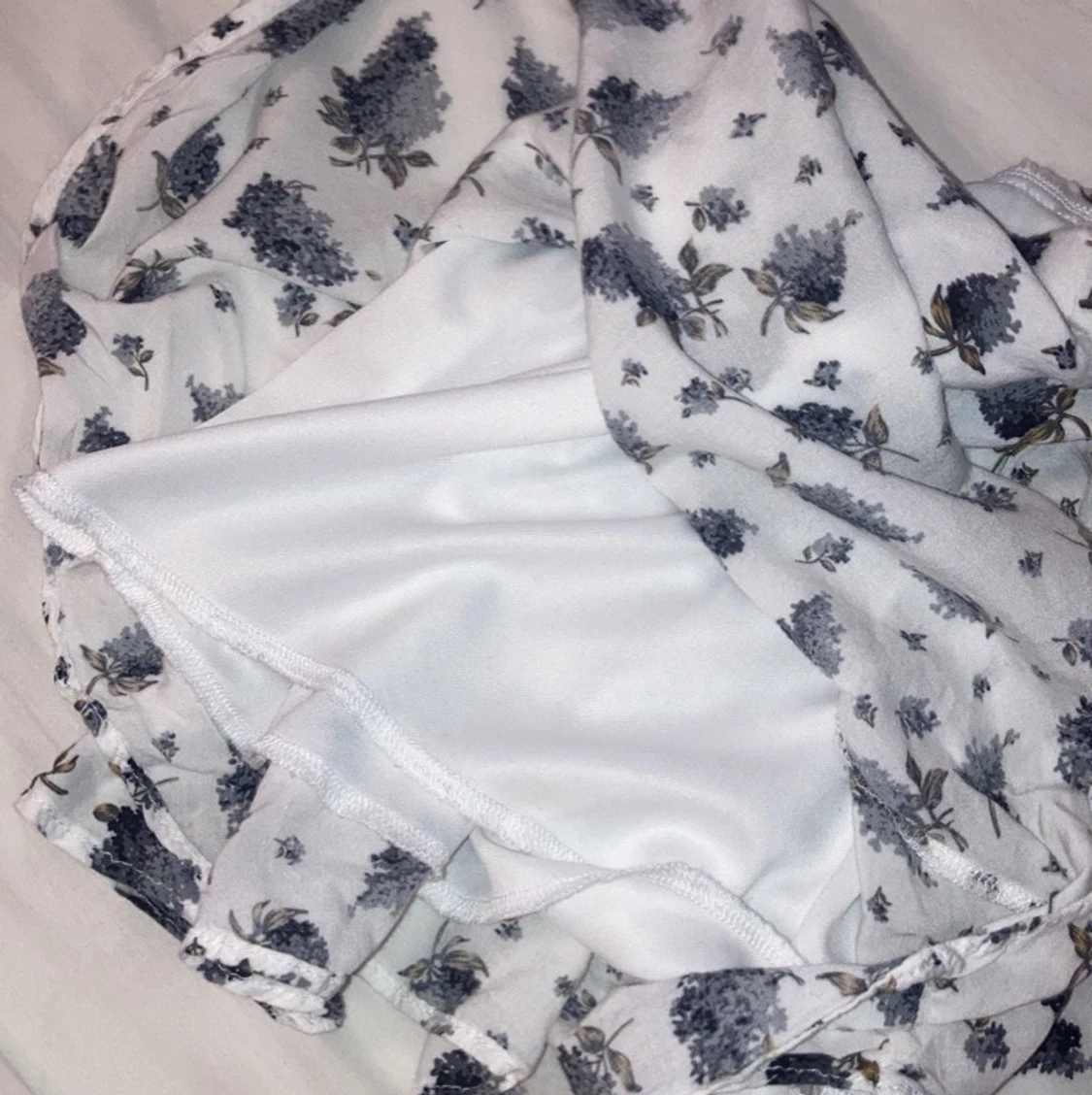 Blommig mini-byxkjol - 91