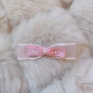 Vändigt fin hårspänne med rosett i rosa färg. Äkta Dior band.  Kolla gärna mina andra annonser för små söta saker. 