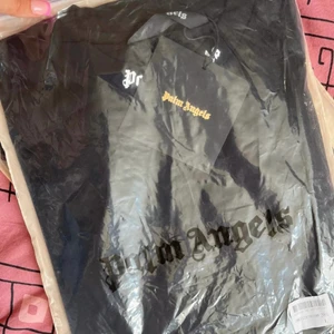 Palm Angels tshirt - Palm Angels tshirt i flertal färger! Topp kvalité samt identisk med original. Kundbilder kan självklart skickas på meddelande. Kommer med påsen & tags. Säljs endast för 650kr INKL frakt!