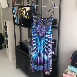 Klänning  - En fin klänning som är enkelt att ha på varma semester, det är jätte skön material och sitter bekvämt, man knyter fast trådarna runt halsen som ni ser på bilden, kontakta mig för mer info och bilder 💕