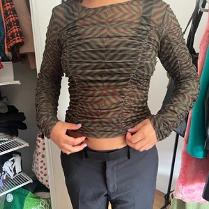 Mesh tröja från Zara - Svincool långärmad tröja från zara, genomskinligare typ i grönt och brunt. Storlek M men passar mellan XS-M. Aldrig använd!