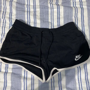 Shorts NIKE - Helt oanvända! Kan mötas upp på T-Centralen :)