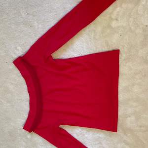 En röd off shoulder tröja från Shein som endaste användes ett få tal gånger. 