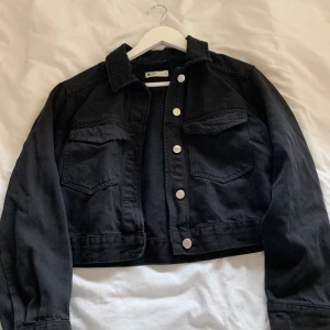 Jeans jacka - Säljer en svar och en beige jeans jacka. Den svarta är från Gina Tricot och den säljer jag för 200+ frakt.Den beiga är från lager 157 och den säljer jag för 150 kr+ frakt båda tillsammans säljer jag för 300+ frakt. 💗💗