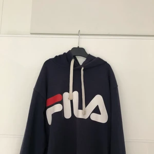 FILA hoodie  - Denna var för stor så jag försöker och säljer den. Jag vet inte original priset. 