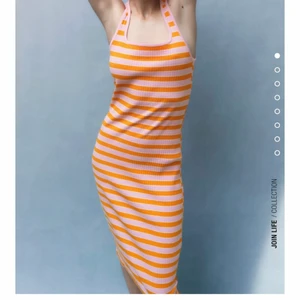 Randig klänning från zara - Så fin randig klänning från zara. Slutsåld i XS. Helt ny med lappar kvar.