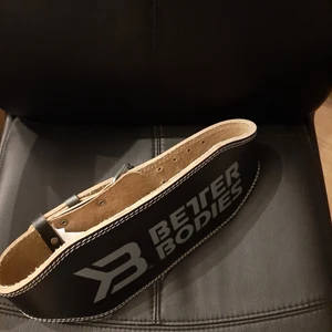 Better bodies träningsbälte  - Säljer nu mitt träningsbälte från Better Bodies då de inte används. Storlek M