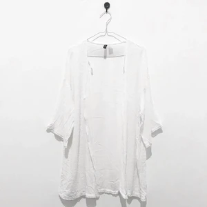 Vit Kofta - jätte söt kofta från h&m som jag tyvärr har vuxit ur men är knappt använd 🤍 jätte fin på sommaren eller över baddräkt/bikini på stranden! den är en XS men passar både XS och S. köparen står för frakten, kontakta mig om du är intresserad 🥰