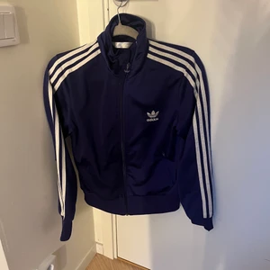 Lila adidas zipup tröja - Helt oanvänd, köpt alldeles nyss