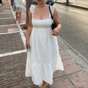 Klänning Zara  - Världens finaste, somrigaste klänning från Zara!! Storlek L, men passar dig som är M också (se bilder på mig som vanligtvis är en 38:a).  