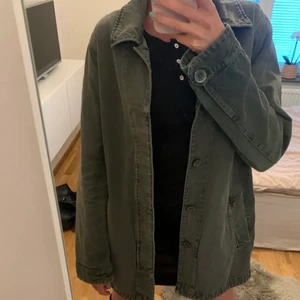 Grön jeans jacka  - Säljer denna jacka jag köpte för ett tag sen från en tjej på plick. Säljer den eftersom att dem är väldigt lång för mig som brukar ja xxs i jackor.  Den är i storlek S och är menad att vara lång. 🥰