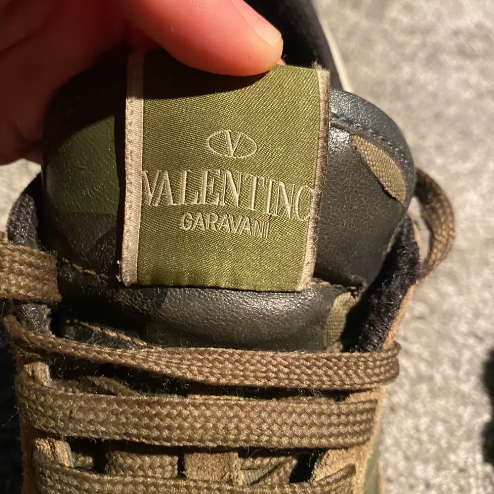 Valentino camo runners, säljs då dom inte används men riktigt bra pris, storlek 39 men passar mig som har 40-41. Skicket är helt okej. Kom privat för fler bilder eller frågor, priset kan sänkas vid snabb affär. Skor.