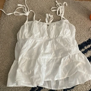 hm topp - populär vit topp från hm, aldrig använd. Nypris 200 säljs för 100. Pris kan diskuteras. köpare står för frakt 