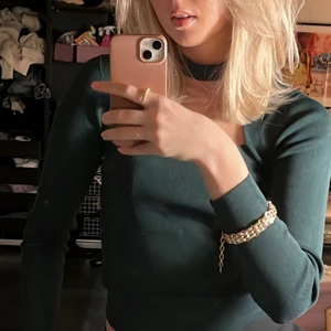Grön långärmad topp från Zara - Säljer denna jättefina långärmade topp från Zara då jag inte fått så mycket användning för den! Strl M men skulle nog passa en S också. Endast använd 1 gång 💚