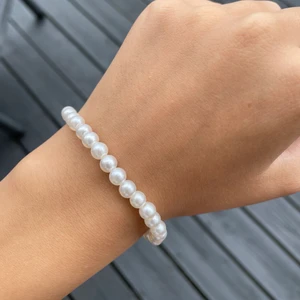 Armband till välgörenhet  - Vitt pärlarmband 80kr  Beställningar sker via DM på Instagram och Plick.