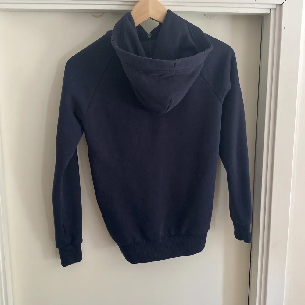 Säljer min marinblåa peak hoodie med dragkedja i storlek XS, inga defekter men väl använd. 💙. Tröjor & Koftor.