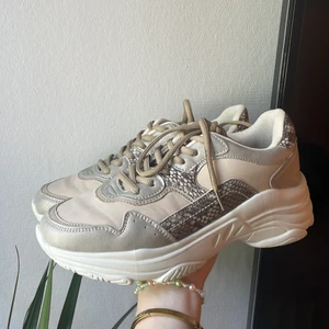 Sneakers - Sneakers från din sko. Använda 1 gång! 💖