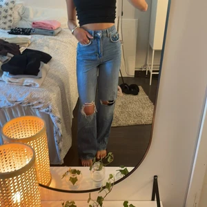 Jeans  - Blåa jeans med hål på knäna från gina. Superfint skick! 💖