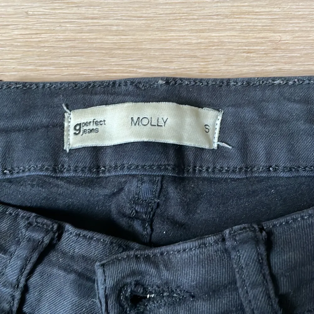 Ett par svarta jeansshorts som jag själv klippte från ett par jeans för väldigt längesen, dom är smutsiga men tvättar såklart dom innan jag skickar dom. 💕💕. Shorts.